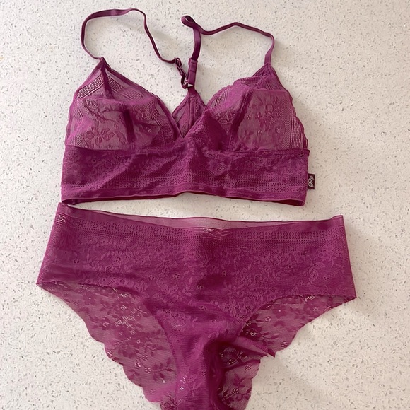 Purple lace cross back bra panty set - Picture 2 of 7